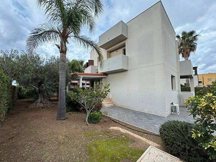 Casa con 8 locali in affitto in Via Fiume Freddo, Erice