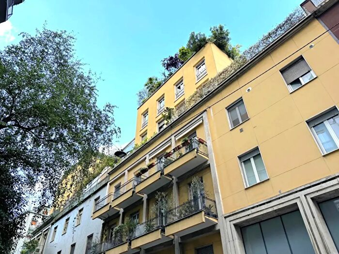Appartamento trilocale in vendita in Via San Vincenzo, Milano