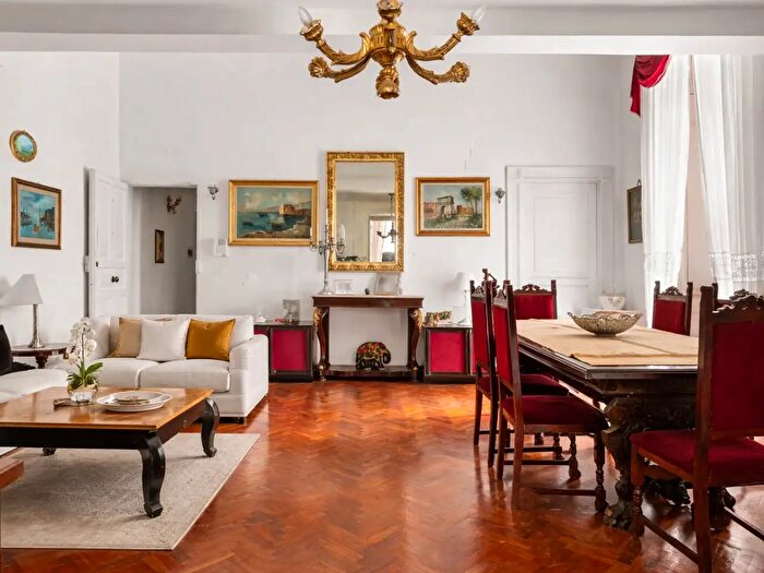 Appartamento con 6 locali in vendita in Via Santa Maria di Costantinopoli, Napoli