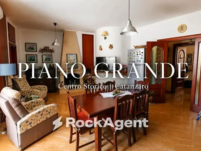 Appartamento con 6 locali in vendita in Largo Piano Grande, Catanzaro