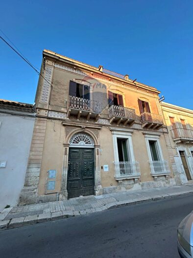 Casa con 7 locali in vendita in Via Napoli, Avola