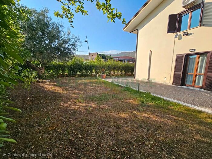 Casa con 5 locali in vendita in Via Falchi, Camigliano