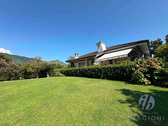 Casa con 20 locali in vendita in Pietrasanta