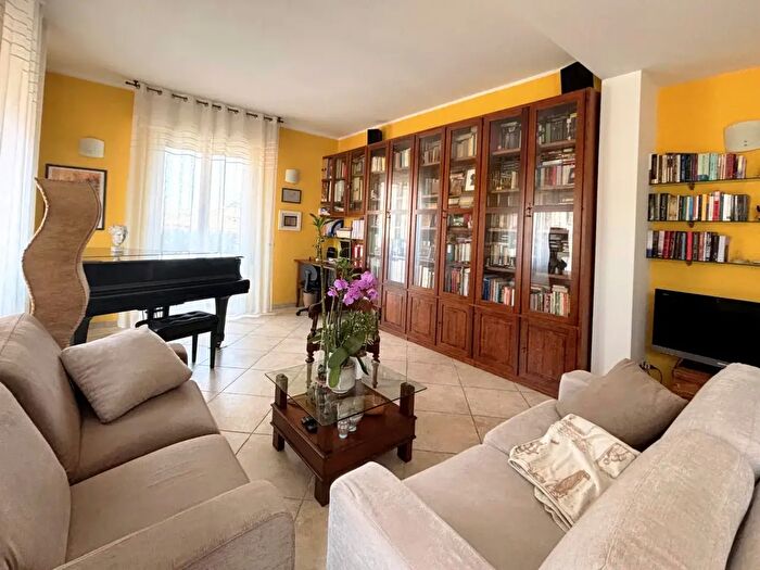 Appartamento trilocale in vendita in Via San Mamolo, Bologna