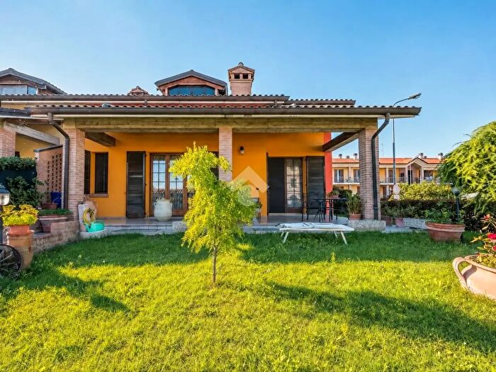 Casa con 5 locali in vendita in Via Raffaello, Medesano