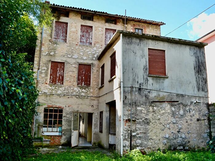 Casa con 8 locali in vendita in Via Roma, Piovene Rocchette