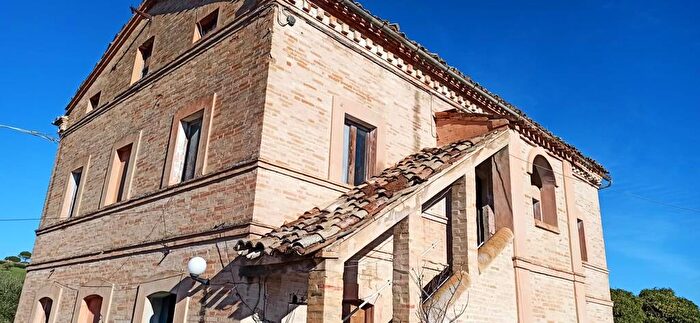 Casa con 6 locali in vendita in Contrada Chiaravalle, Treia