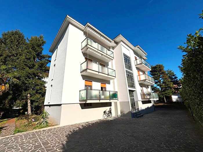 Appartamento trilocale in affitto in Via Giuseppe Parini, Centro, Arcore