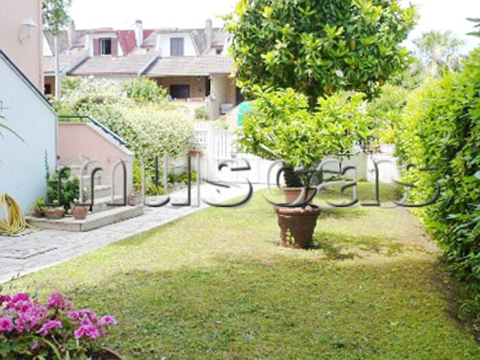 Casa con 5 locali in affitto in Viale Castellammare, Fregene, Fiumicino