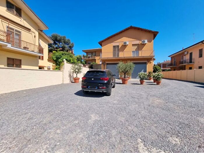 Casa quadrilocale in vendita in Via Vecchia di Marino, Grottaferrata