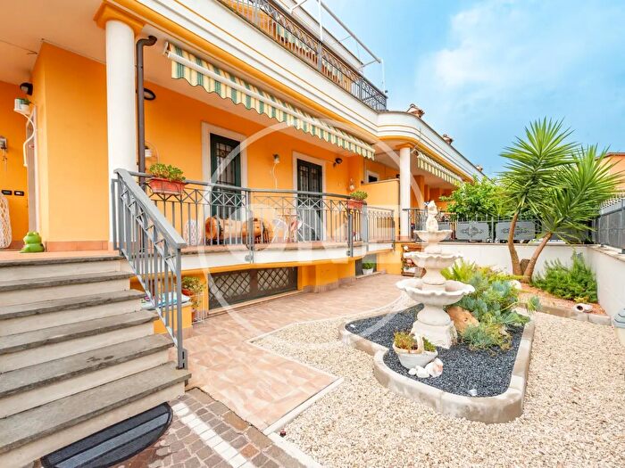 Casa con 5 locali in vendita in Via Ispica, Roma
