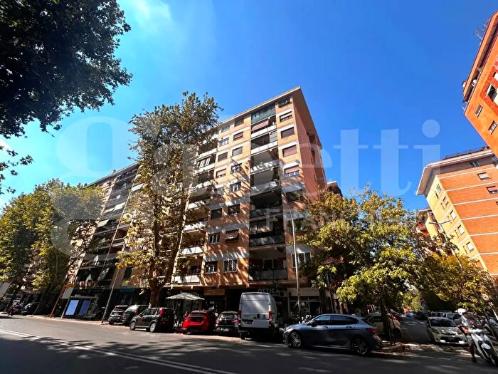 Appartamento trilocale in vendita in Via Oderisi da Gubbio Snc, Roma