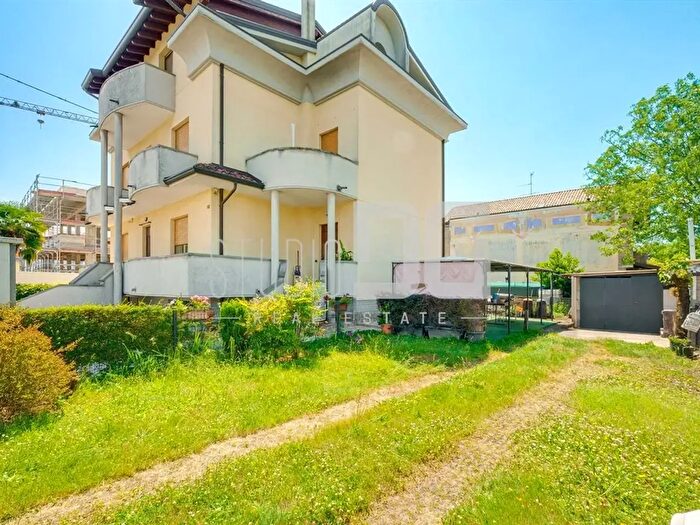 Casa con 9 locali in vendita in Via Podgora, Cesano Maderno