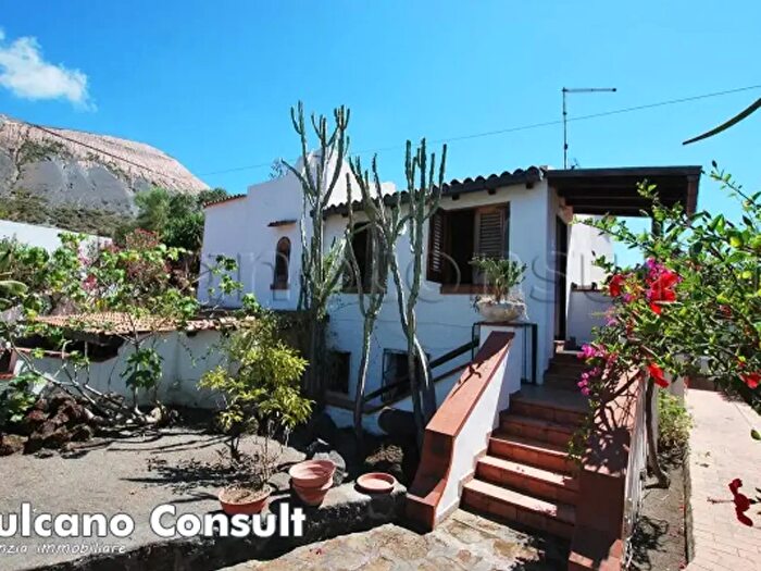 Casa con 6 locali in vendita in Via Sotto Lentia, Lipari