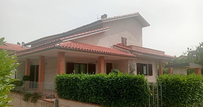 Casa con 10 locali in vendita in Via Otello Biondi, Fabriano