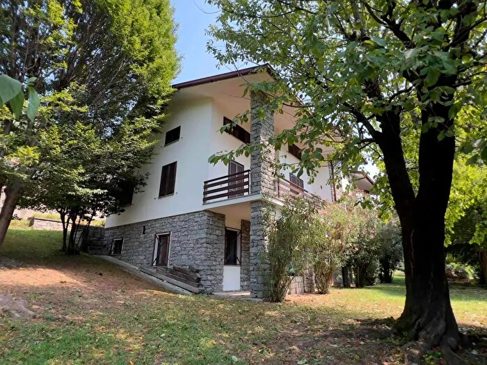 Casa con 8 locali in vendita in Via Cavallari, Ardenno