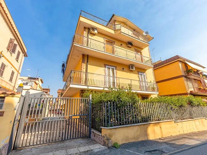 Appartamento trilocale in vendita in Via Martino Rota, Roma