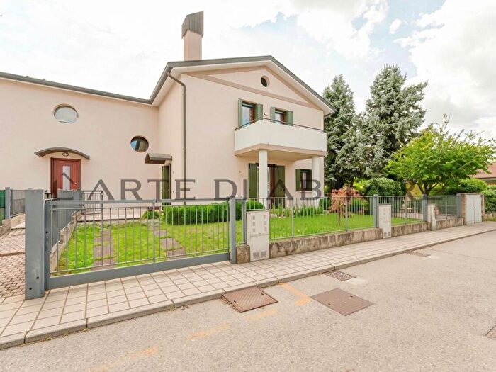 Casa con 6 locali in vendita in Vicolo Redipuglia, Centro, Casale sul Sile