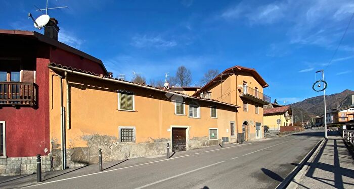Casa quadrilocale in vendita in Via Fiorine, Clusone