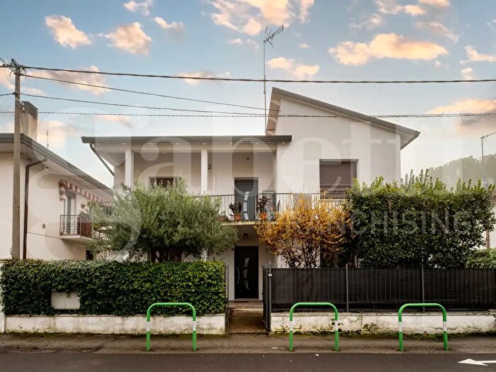 Casa con 6 locali in vendita in Via Ulisse Dini, Padova