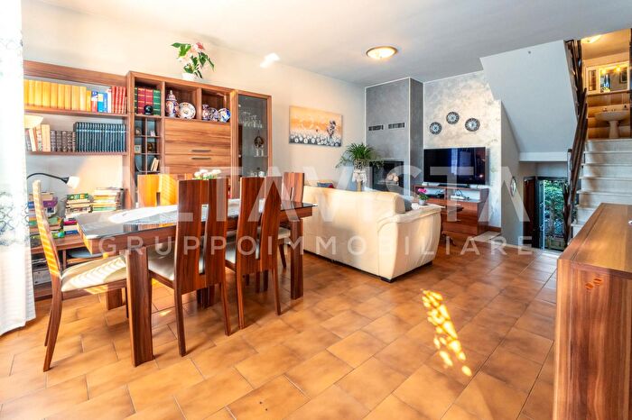 Casa con 6 locali in vendita in Via Fratelli Kennedy, Rezzato