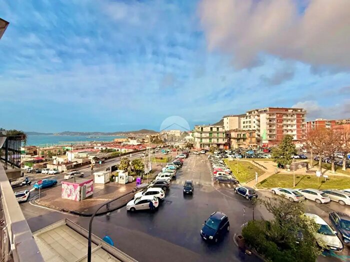 Appartamento trilocale in affitto in Via Girone, Pozzuoli