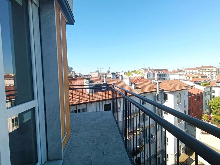 Appartamento trilocale in affitto in Via Achille Maiocchi, Morgagni, Milano