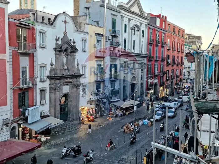 Appartamento quadrilocale in vendita in Via dei Vergini, Napoli