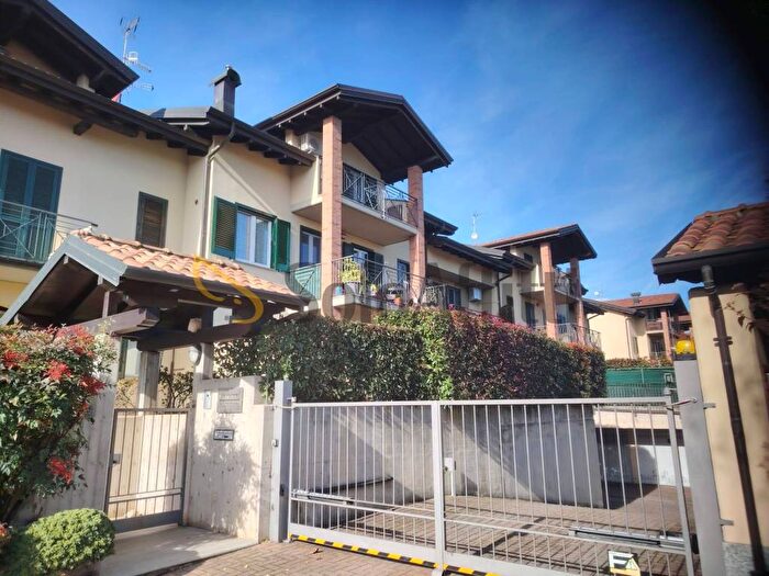 Appartamento trilocale in affitto in Centro, Castronno