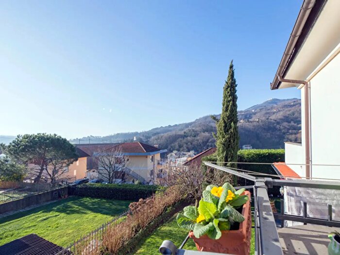 Appartamento con 8 locali in vendita in Via Campomorone, Genova