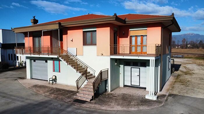 Casa quadrilocale in vendita in Castello Di Godego