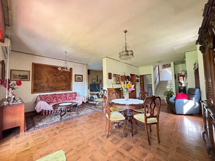 Casa con 10 locali in vendita in Pisa