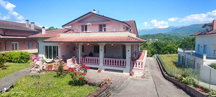 Casa con 15 locali in vendita in Licciana Nardi