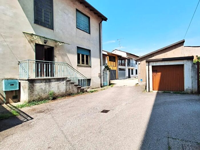 Casa trilocale in vendita in Via Alessandro Manzoni, Marcallo Con Casone