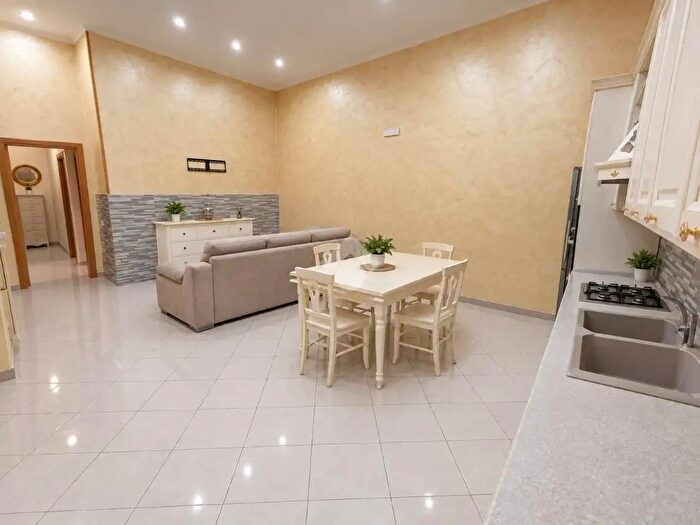 Appartamento trilocale in affitto in Vico Lungo Teatro Nuovo, Napoli