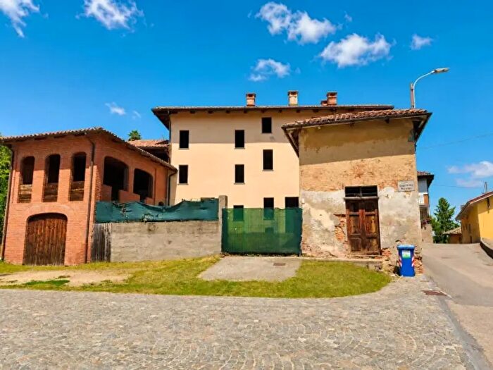 Casa con 6 locali in vendita in Piazza Guglielmo Marconi, Piova Massaia