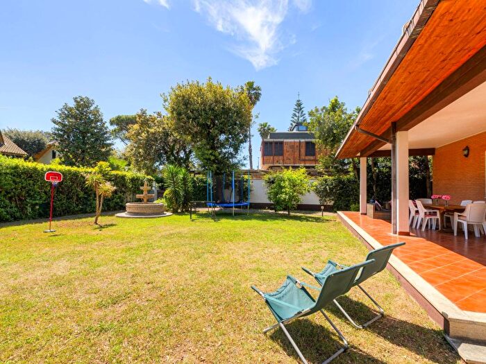 Casa quadrilocale in affitto in Via Porto Recanati, Fregene, Fiumicino