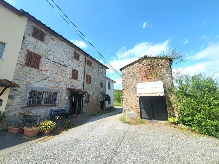 Casa con 10 locali in vendita in Capannori