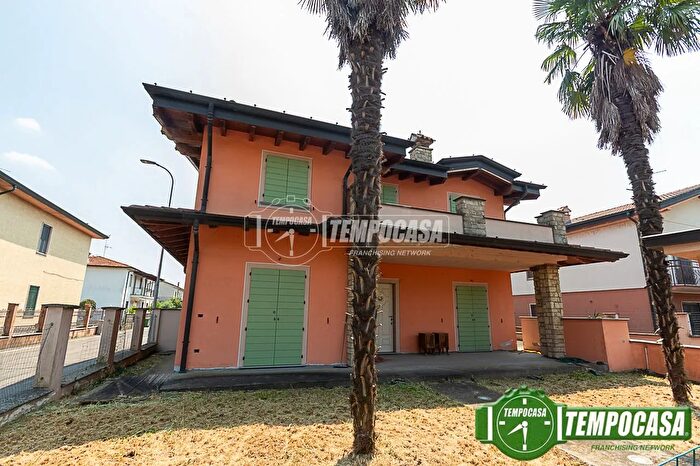 Casa quadrilocale in vendita in Via dei Roveri, Madignano
