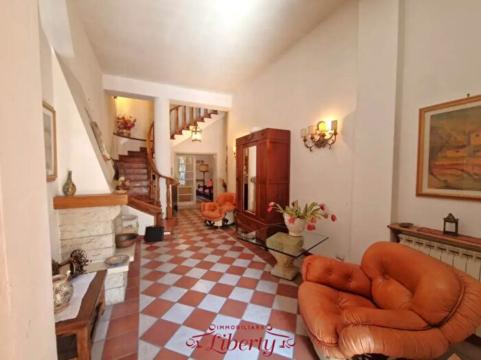 Casa con 7 locali in vendita in Viareggio