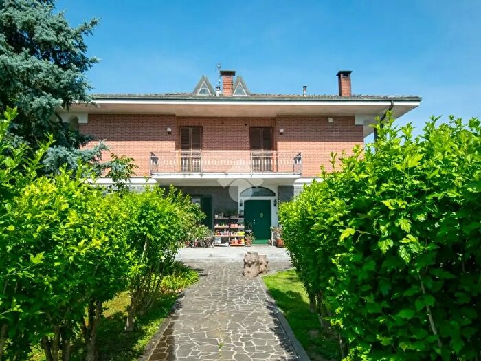 Casa con 8 locali in vendita in Frassineto Po