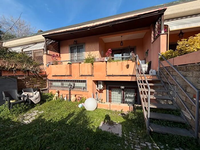 Casa con 5 locali in vendita in Via Albidona, Roma
