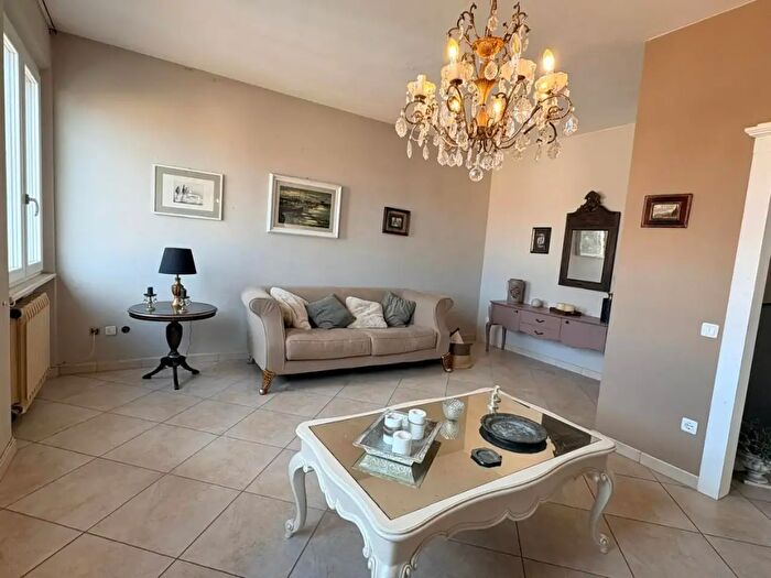 Appartamento con 8 locali in vendita in Cecina