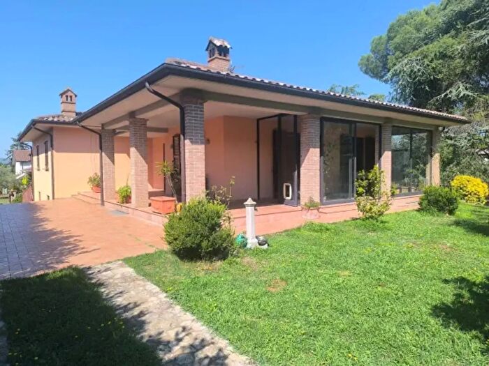 Casa con 6 locali in vendita in Via Monti Martani, Spello