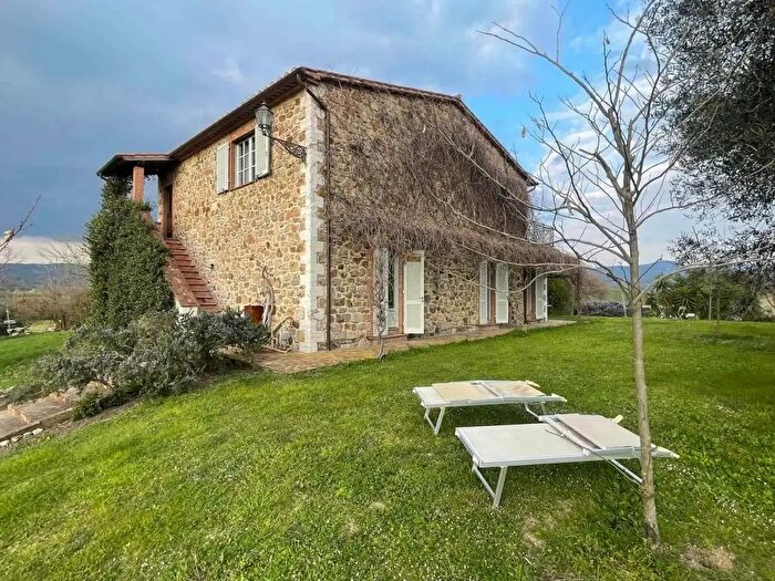 Casa con 9 locali in vendita in Manciano