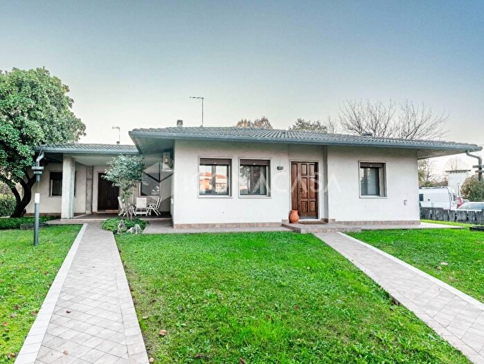 Appartamento con 9 locali in vendita in Via F Crispi, Costabissara