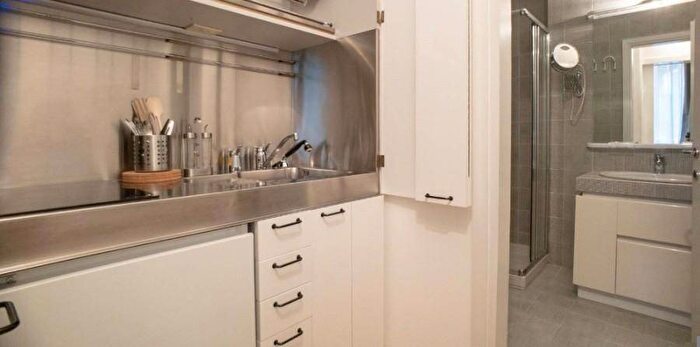 Appartamento bilocale in affitto in Via Madonnina, Brera, Milano