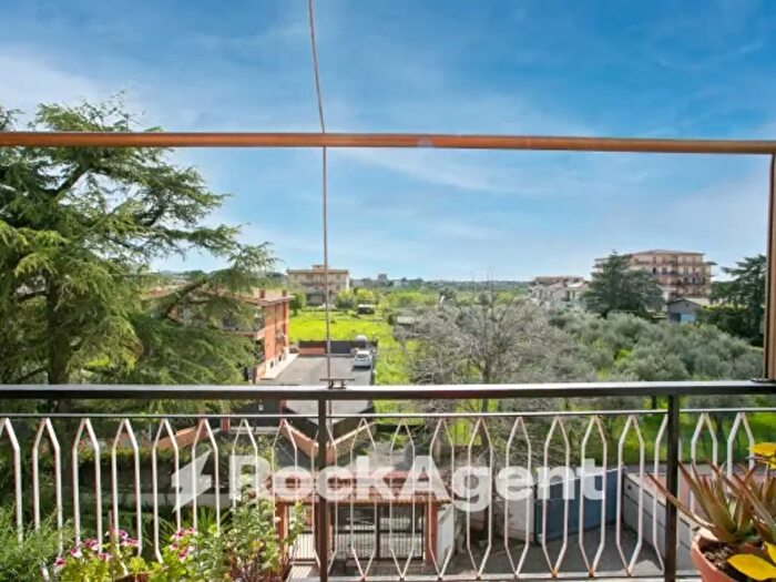 Appartamento quadrilocale in vendita in Via Roccabernarda, Roma