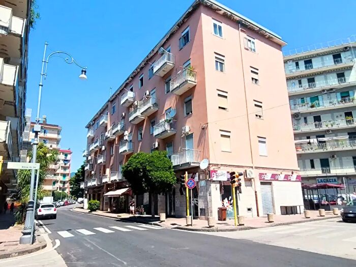 Appartamento trilocale in vendita in Via Torrione, Salerno
