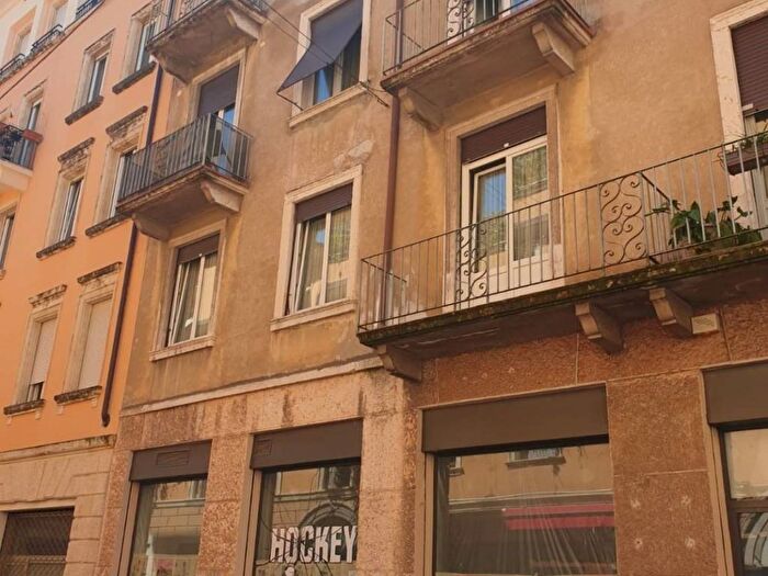 Appartamento quadrilocale in affitto in Via Giovanni Zambelli, Centro Storico, Verona